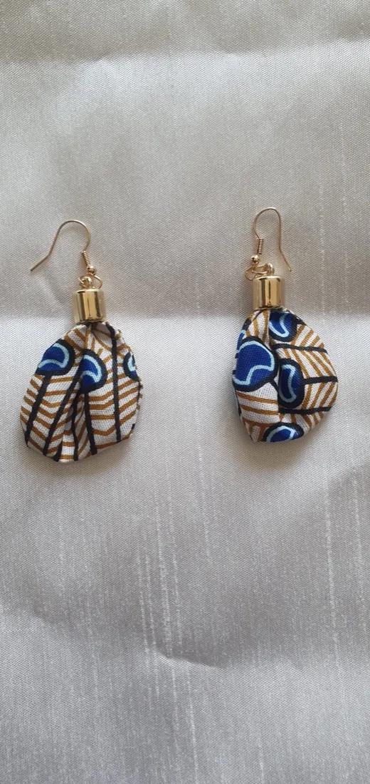 Boucles d'oreilles fantaisie en tissu wax cousues main à l'atelier Caliste Couture