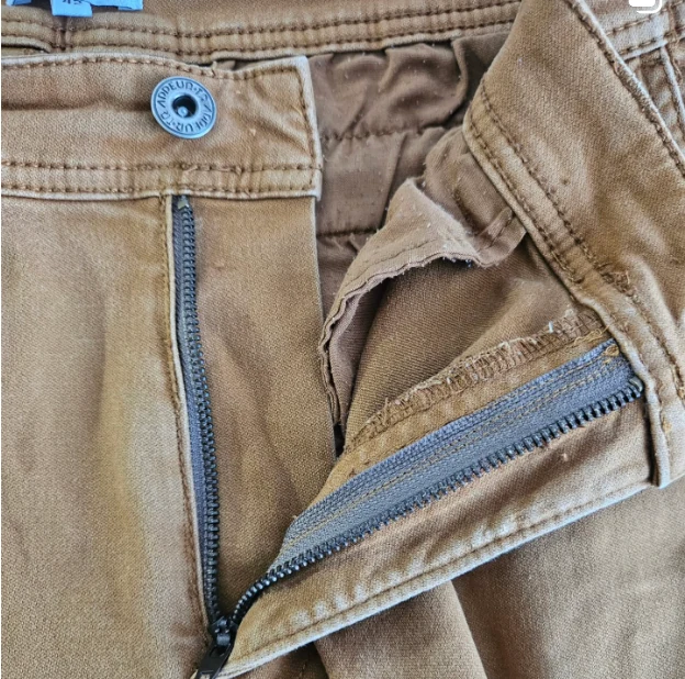 Après : fermeture éclair et surpiqûres du pantalon reprises par l'atelier